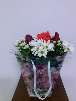 Çantada Ayıcıklı Güllü Papatya Arajmanı